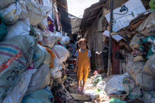 Helping Scavengers Children & Mum in Bali