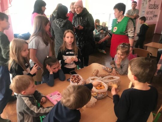 Help to refugees  (mother + children) in Ukraine