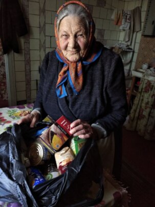 Food parcels for single elderly people in Ukraine