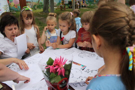 Blind children in the warm palms of art